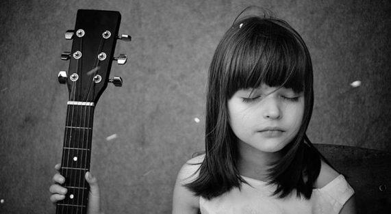 little-girl-hear-the-wind-chaymoc