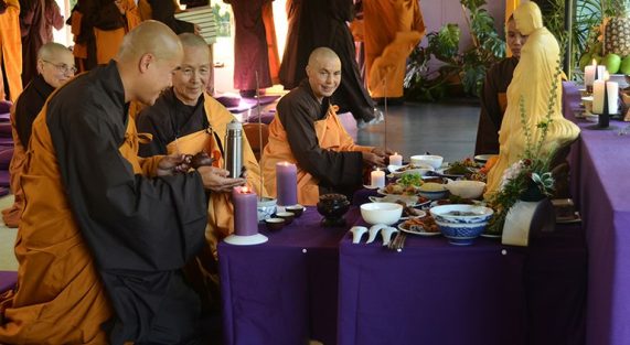 tho-cung-to-tien-chay-moc