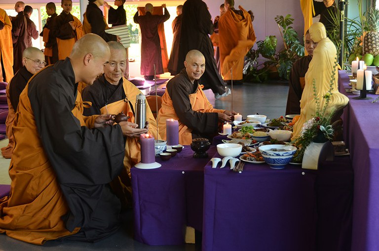 tho-cung-to-tien-chay-moc