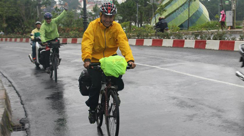 an chay dap xe xuyen viet1