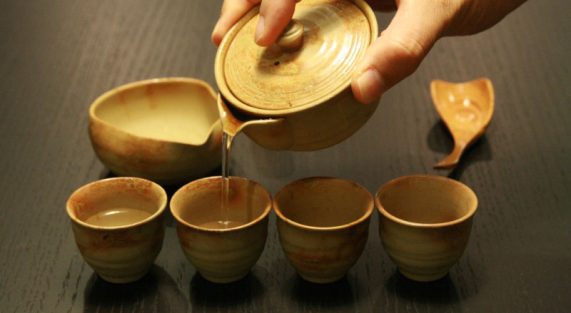 Uống trà thưởng trà