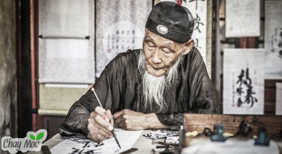 Ông lão xem tướng số đã rất đau khổ khi bất lực không biết làm gì để cứu bọn trẻ